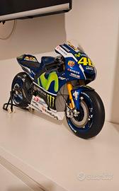 Moto Yamaha M1 Valentino Rossi scala 1:4