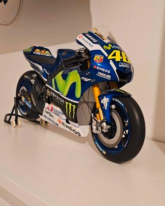 Moto Yamaha M1 Valentino Rossi scala 1:4