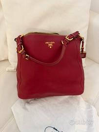 Prada Vitello Daino, hobo a spalla con tracolla