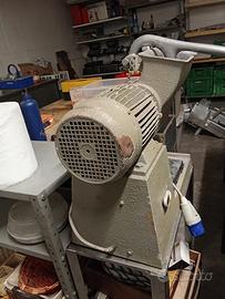 Macchinario per pangrattato