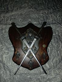 antico scudo in legno con spade