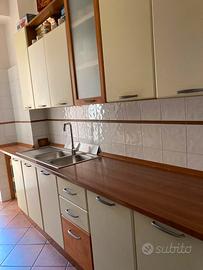 cucina completa di tavolo forno e piano cottura