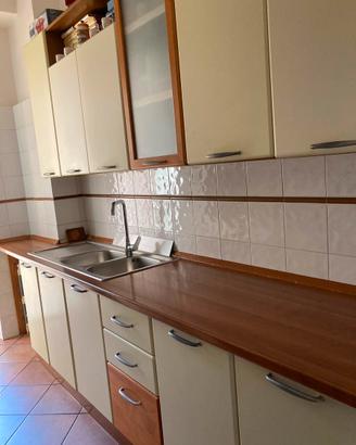 cucina completa di tavolo forno e piano cottura