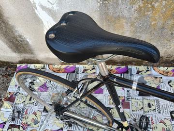 Bicicletta Hipster con portapacchi anteriore.