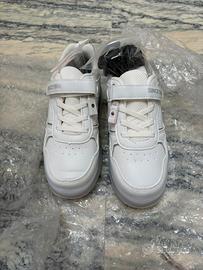 Scarpe nuove con ruote e luci