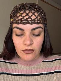 Cappello a rete marrone scuro e oro con paillettes