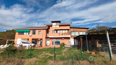 Bifamiliare panoramica con corte e piscina