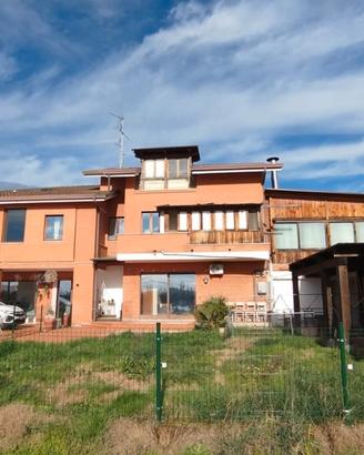 Bifamiliare panoramica con corte e piscina
