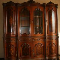 Maestoso mobile intarsiato in legno con vetrina