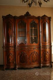 Maestoso mobile intarsiato in legno con vetrina
