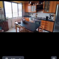 Cucina con tavolo e 4 sedie