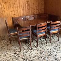 Set panca, tavolo e 4 sedie.