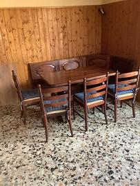 Set panca, tavolo e 4 sedie.