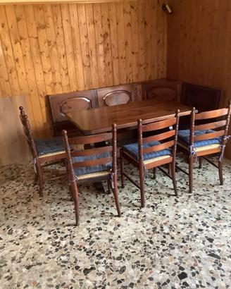 Set panca, tavolo e 4 sedie.