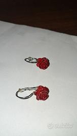 Orecchini rosellina rossa con chiusura monachella