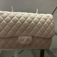 candela a forma di pochette coco chanel