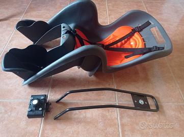 Seggiolino posteriore con attacco al telaio