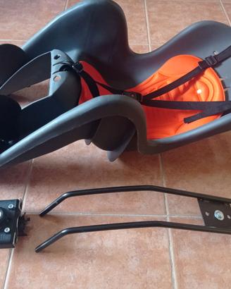 Seggiolino posteriore con attacco al telaio