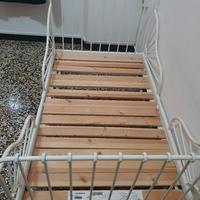 Letto in ferro battuto colore bianco.