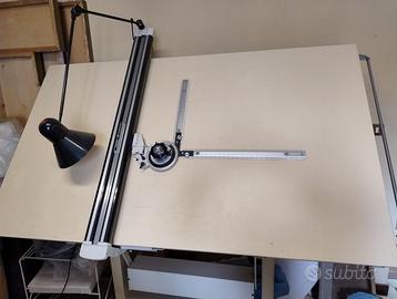Tavolo da disegno con tecnigrafo