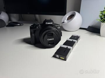 Canon eos R50 con obiettivo 50mm 1.8 e 3 batterie