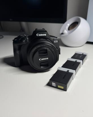 Canon eos R50 con obiettivo 50mm 1.8 e 3 batterie