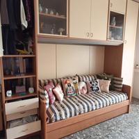 Mobile ponte/libreria con divano letto