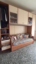Mobile ponte/libreria con divano letto