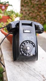 Telefono antico nero a muro