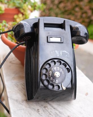 Telefono antico nero a muro