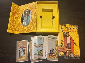 Mazzi di carte Tarot e libri