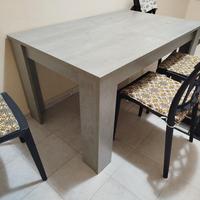 cucina con tavolo e sedie nuovo