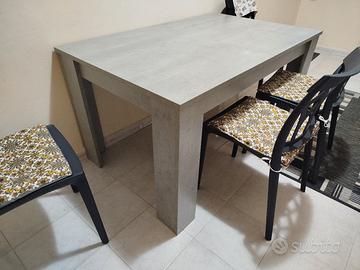 cucina con tavolo e sedie nuovo