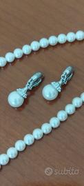 collana e orecchini in perle bianche 