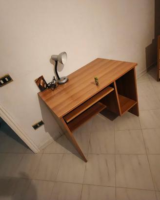 scrivania porta computer 