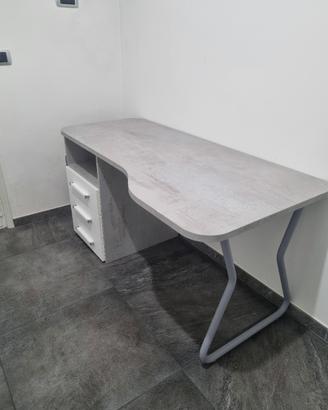 Scrivania pari al nuovo 