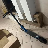 Monopattino elettrico aprilia