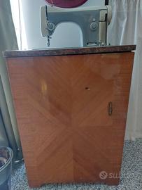 Macchina da cucire Necchi anni 70