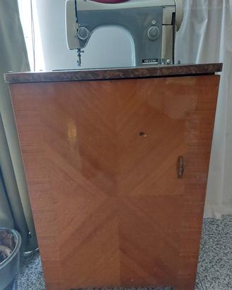 Macchina da cucire Necchi anni 70