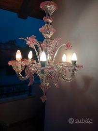 Lampadario cristallo di Murano bianco e rosa.