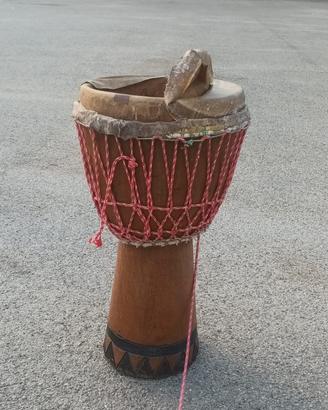 Djembe com pelle rotta