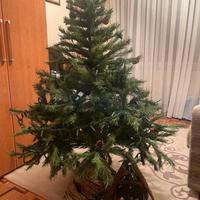 Albero di natale con presepe e luci