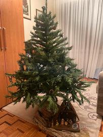 Albero di natale con presepe e luci