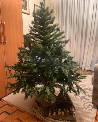 Albero di natale con presepe e luci
