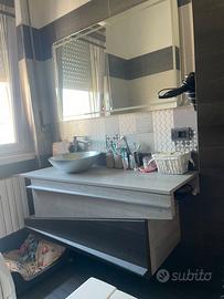 Mobile moderno bagno sospeso