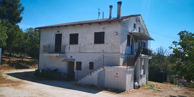 Casa con 3 abitazioni, deposito e corte