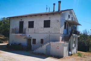 Casa con 3 abitazioni, deposito e corte