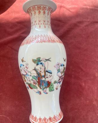 Vaso in porcellana “Famille Rose” dipinto a mano