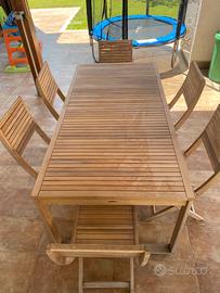 Tavolo di legno e sedie