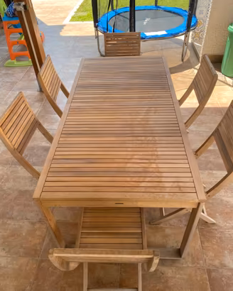 Tavolo di legno e sedie